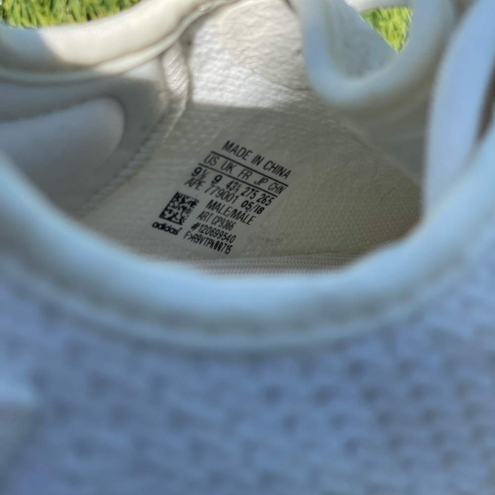 Adidas Yeezy 350 Boost V2 | Cream / Triple White - like new (US 9.5 men’s) - Picture 3 of 9